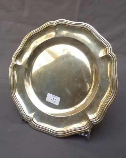 Plat en argent mouluré à cinq contours. Poinçon...