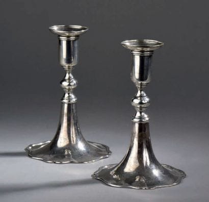 Paire de flambeaux en argent de forme trompette,...