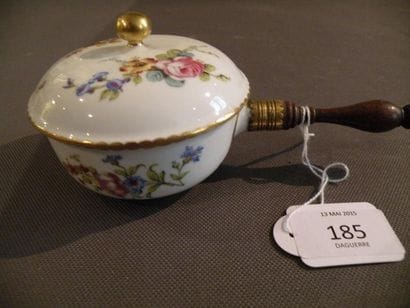 SÈVRES
Poêlon couvert en porcelaine dure...