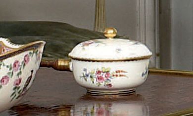 SÈVRES
Poêlon couvert en porcelaine dure...