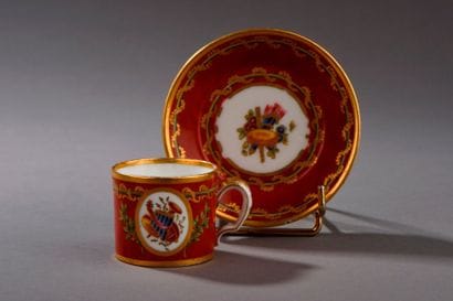 SÈVRES
Gobelet litron et sa soucoupe en porcelaine...