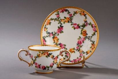 SÈVRES
Tasse à toilette à deux anses et sa...