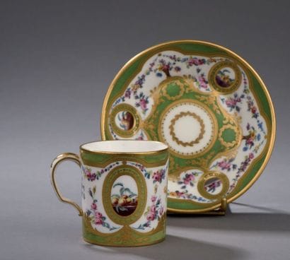 SÈVRES
Gobelet litron et sa soucoupe en porcelaine...