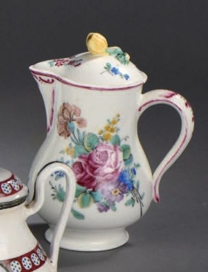 SCEAUX
Verseuse couverte en porcelaine tendre...