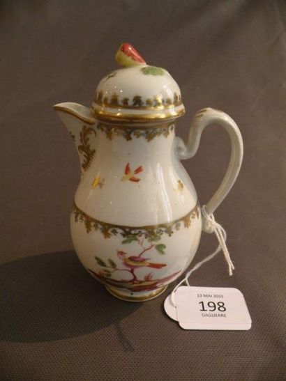 VIENNE
Petite verseuse couverte en porcelaine...