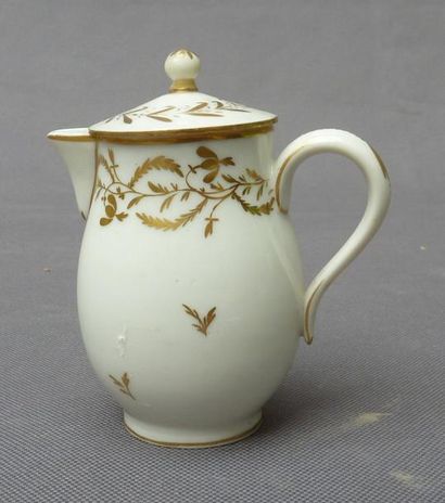 NIDERVILLER
Pot à lait couvert en porcelaine...