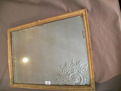 Miroir en bois sculpté et doré à décor de...