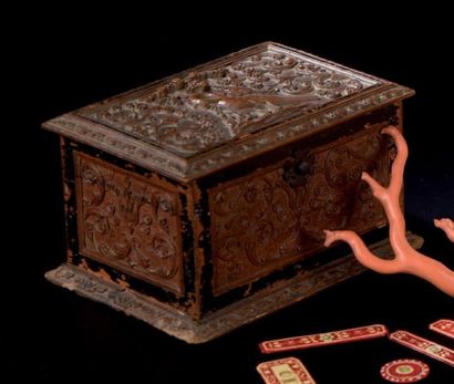 Bagard
Petit coffret en bois sculpté et teinté...