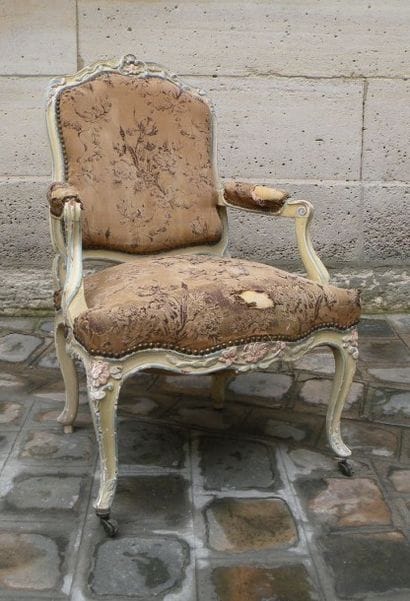 Fauteuil à dossier plat, d'époque Louis XV....
