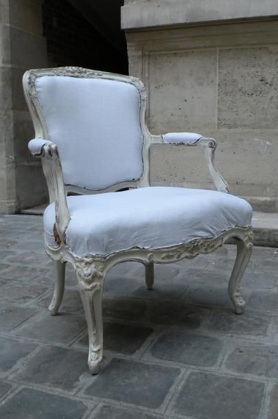 Fauteuil d'époque Louis XV estampillé MDLP....