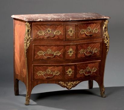Commode en placage de bois de rose dans des...