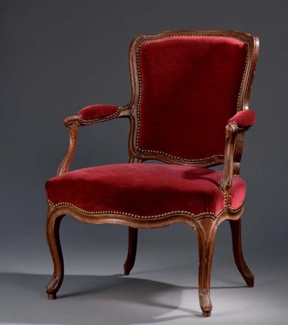Large fauteuil en bois mouluré et sculpté,...