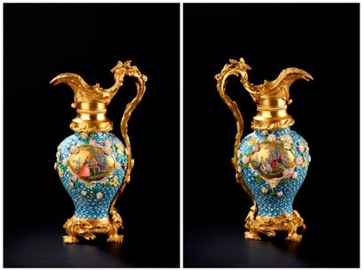 Paire d'aiguières en porcelaine de Meissen...