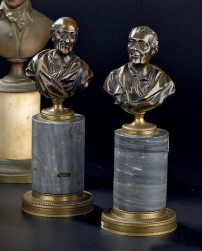 Paire de bustes en bronze représentant Voltaire...