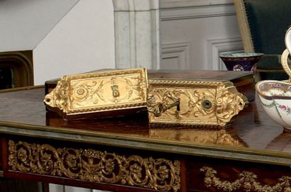 Serrure de style Louis XVI. En bronze ciselé...