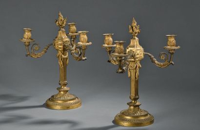 Paire de candélabres à trois lumières. En...