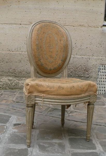 Chaise à dossier médaillon, estampillée Nadal...