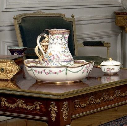 Marquise en bois sculpté et relaqué de style...