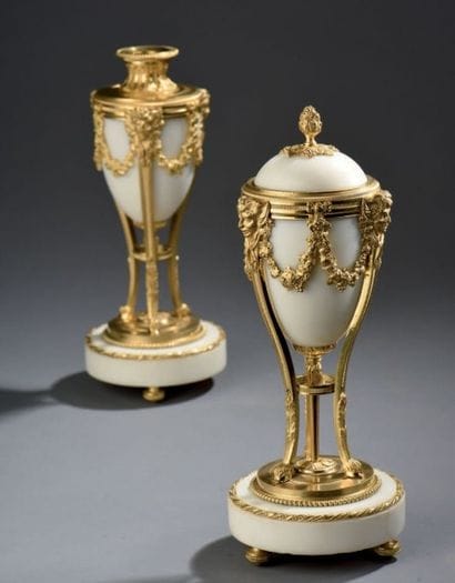 Paire de cassolettes de style Louis XVI....