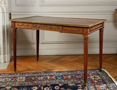Bureau plat de style Louis XVI, d'après un...