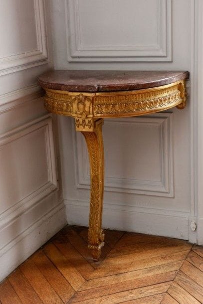 Console demi-lune de style Louis XVI. En...