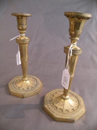 Paire de flambeaux de la fin XVIIIe siècle....
