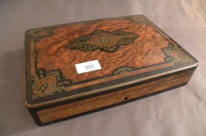 Boîte à jetons par Tahan. En bois marqueté...