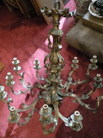 Lustre en bronze à neuf lumières. à décor...