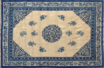 Grand tapis chinois vers Figurant un médaillon...