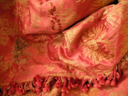 Couvre-lit en soierie de style Louis XV....