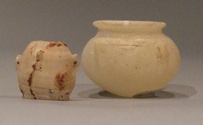 Lot composé de deux vases: l'un à panse globulaire...