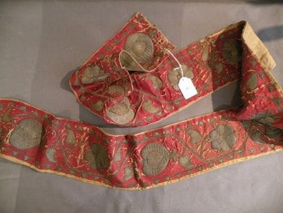 Bordure en satin cramoisi brodé, XVIe siècle....