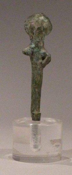 Petite orante stylisée. Proche-Orient. Bronze....
