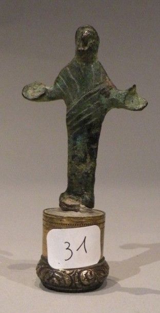 Statuette votive représentant un orant drapé,...