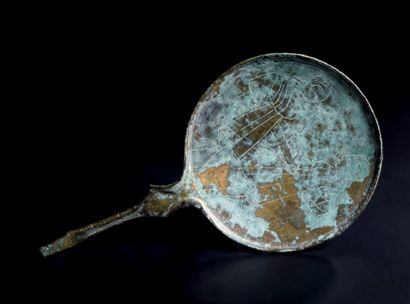 Miroir gravé d'une scène représentant les...
