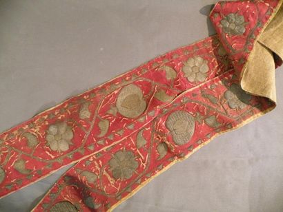 Bordure en satin cramoisi brodé, XVIe siècle....
