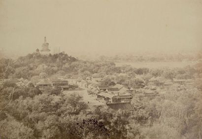 FELICE BEATO (1832-1909)
Vue du jardin et...