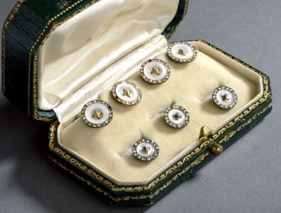 Parure d'habit en argent (supérieur à 800/000)...