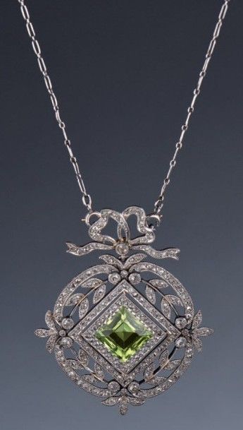 Pendentif de forme ronde en or gris centré...