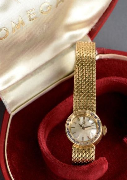 Montre de femme en or Omega. Bracelet tressé....