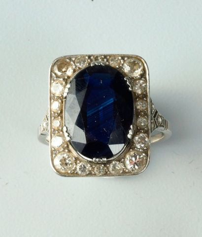 Bague en or gris (750) ornée d'un saphir...