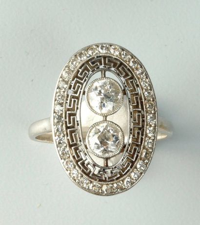 Bague en platine (950) à motif ovale ornée...
