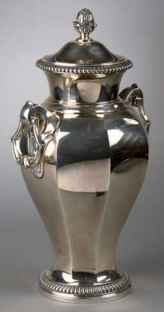 Important vase en argent par Linzeler. De...