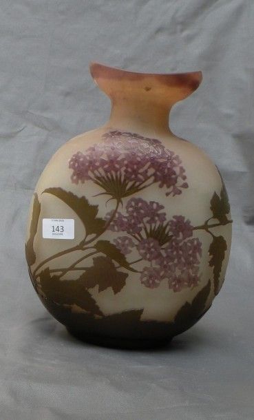 Émile GALLÉ (1846-1904)
Vase ovoïde à col...