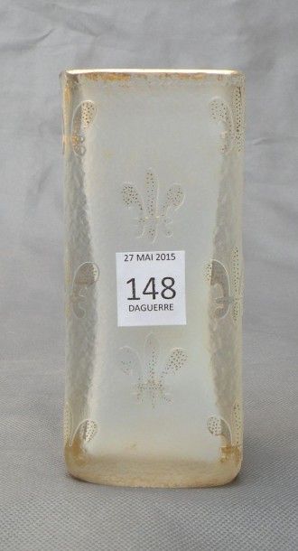 DAUM
Vase à section carrée. Épreuve de tirage...