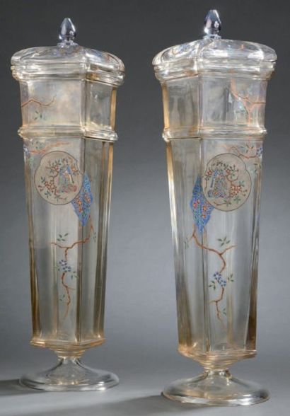 BACCARAT (Attribué à)
Paire de vases couverts...