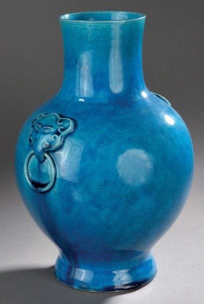 Vase en grès émaillé turquoise, anses à décor...
