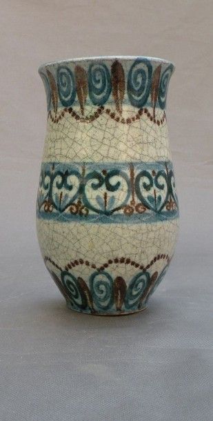 Vase ovoïde en terre cuite. Décor de spirales,...