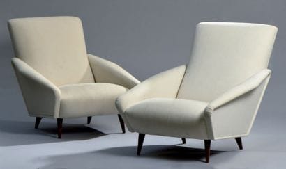 Paire de fauteuils à dossier incliné recouverts...