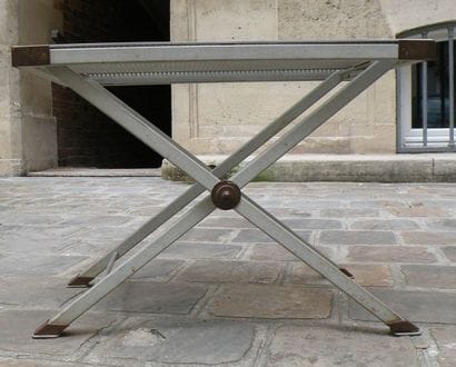Tabouret ployant en métal et tôle laquée...